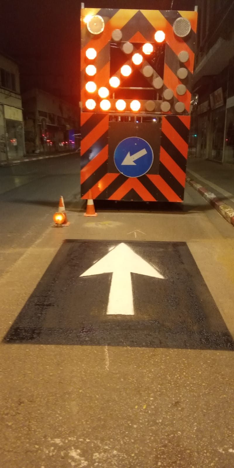 חץ כביש בעבודת לילה עם עגלת חץ